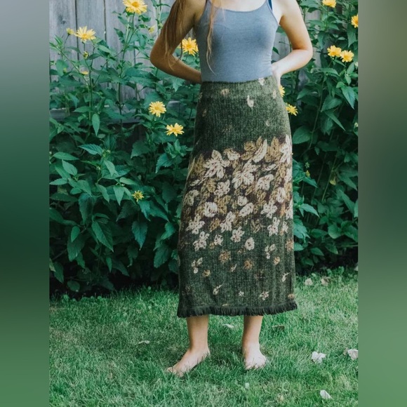 Dresses & Skirts - Yongi green leaf-print midi skirt, size M